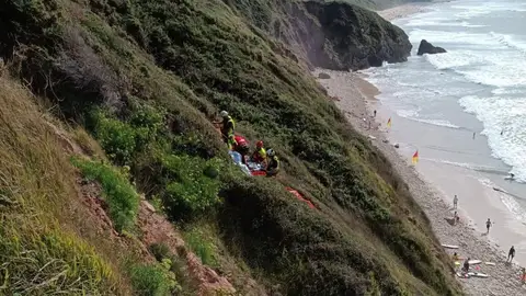 Rescatado un parapentista francés que impactó contra el acantilado de la playa de Gerra y sufrió varias fracturas Rescatado un parapentista francés que impactó contra el acantilado de la playa de Gerra y sufrió varias fracturas