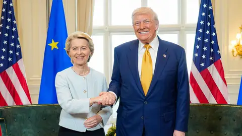 El presidente de EEUU, Donald Trump y la presidenta de la Comisión Europea, Ursula von der Leyen Claves del acuerdo comercial entre EEUU y la UE: Von der Leyen pacta con Trump un arancel del 15% a todos sus productos