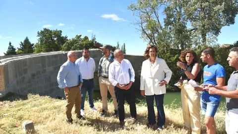 Las obras de recuperación integral del puente de Villaumbrales finalizan para mejorar la conectividad y sostenibilidad turística del Canal .