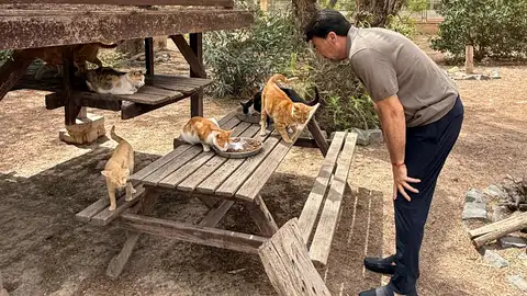 El alcalde en su visita al albergue municipal de animales El alcalde en su visita al albergue municipal de animales