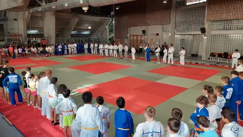 Un grupo de niños junto al alcalde en su visita a un centro deportivo de judo Un grupo de niños junto al alcalde en su visita a un centro deportivo de judo