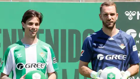 El defensa argentino Valentín Gómez (i) y el portero Pau López (d) durante su presentación como nuevos jugadores del Real Betis este lunes en la ciudad deportiva Luis del Sol en Sevilla El defensa argentino Valentín Gómez (i) y el portero Pau López (d) durante su presentación como nuevos jugadores del Real Betis este lunes en la ciudad deportiva Luis del Sol en Sevilla