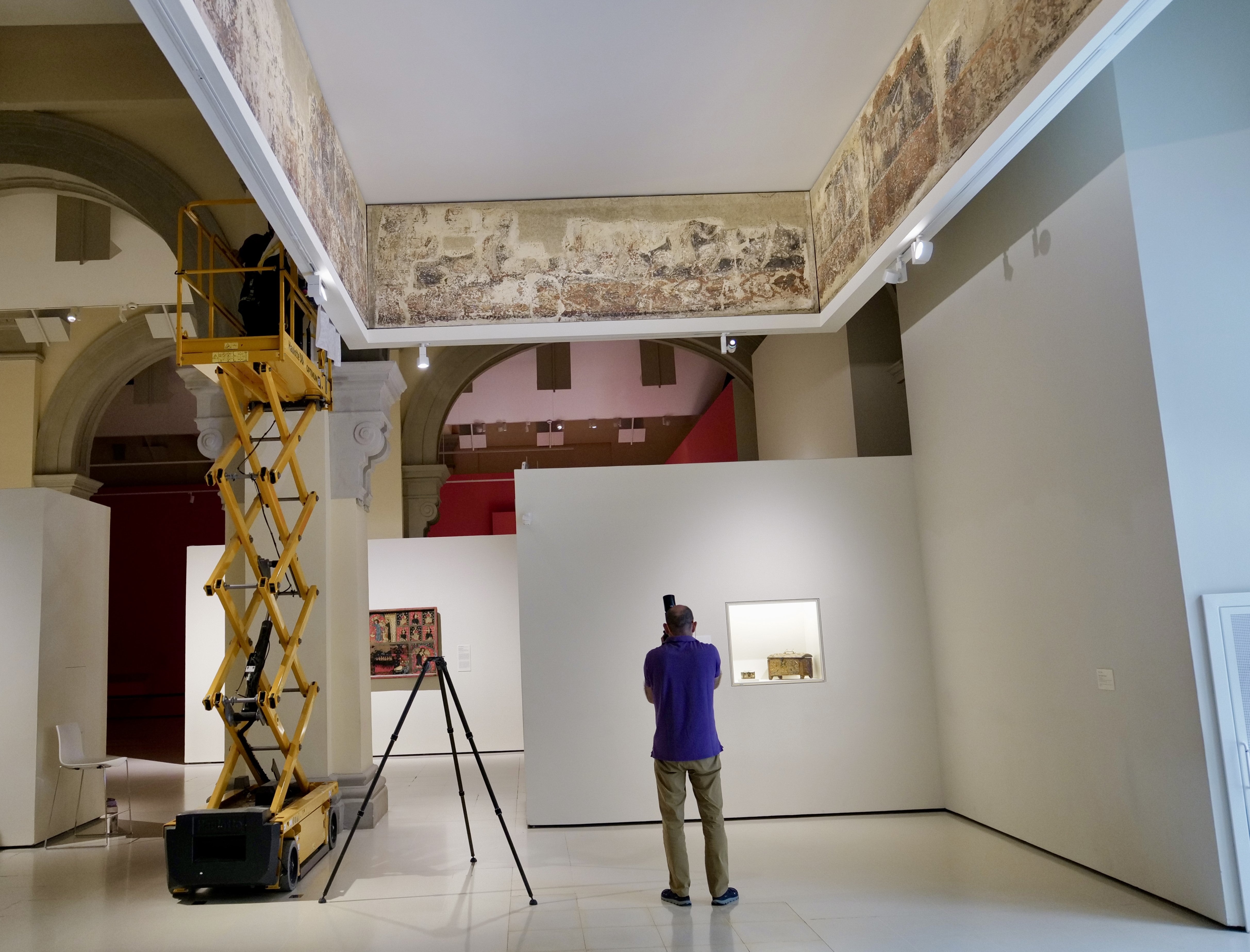 Los técnicos aragoneses ya trabajan en las pinturas de Sijena en el MNAC Los técnicos aragoneses ya trabajan en las pinturas de Sijena en el MNAC