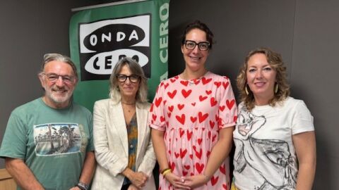 Antònia Triguero, presidenta de la ONG Mallorca Inca Solidària, junto a otros voluntarios de la entidad y la periodista Elka Dimitrova Antònia Triguero, presidenta de la ONG Mallorca Inca Solidària, junto a otros voluntarios de la entidad y la periodista Elka Dimitrova
