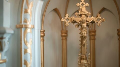 Imitan la voz del arzobispo de Pamplona para robar a sacerdotes: la estafa se extiende por Espa&ntilde;a