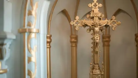 Imitan la voz del arzobispo de Pamplona para robar a sacerdotes: la estafa se extiende por España Imitan la voz del arzobispo de Pamplona para robar a sacerdotes: la estafa se extiende por España