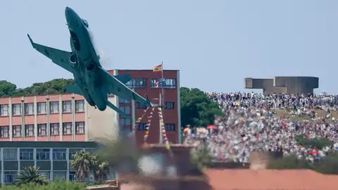 El Ejército del Aire explica la maniobra de un caza en Gijón: "Actuó con ejemplar rapidez" El Ejército del Aire explica la maniobra de un caza en Gijón: "Actuó con ejemplar rapidez"