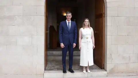 El presidente del Gobierno, Pedro Sánchez, y la presidenta del Govern, Marga Prohens, en el Consolat de Mar. El presidente del Gobierno, Pedro Sánchez, y la presidenta del Govern, Marga Prohens, en el Consolat de Mar.
