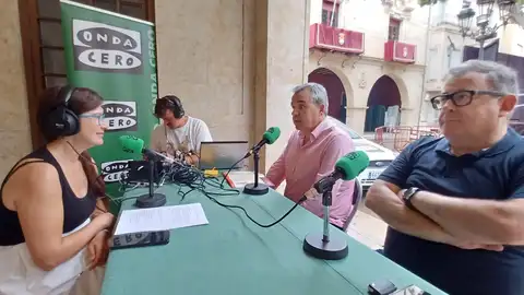 Mayte Vilaseca con Antonio Puerto y Raúl Asencio en la Plaza Mayor de Aspe Mayte Vilaseca con Antonio Puerto y Raúl Asencio en la Plaza Mayor de Aspe