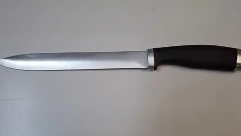 Cuchillo incautado al detenido Cuchillo incautado al detenido