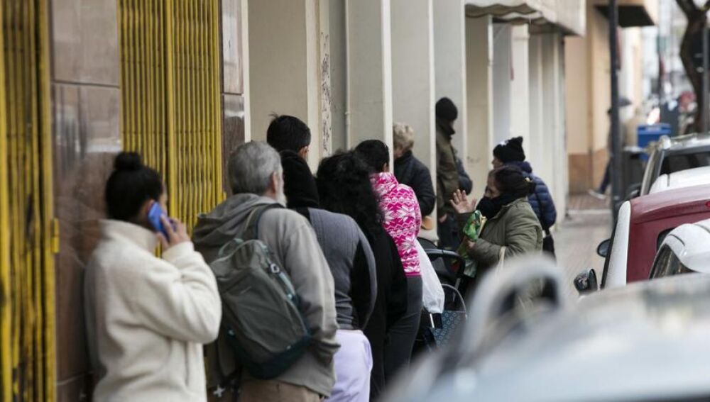 Colas de usuarios en la sede de Cáritas Diocesana de Ibiza