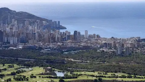 Benidorm inicia la licitación para adquirir cinco lotes de contenedores de recogida selectiva de residuos Benidorm inicia la licitación para adquirir cinco lotes de contenedores de recogida selectiva de residuos