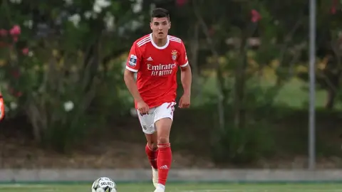 El Elche última la llegada de Martim Neto. El Elche última la llegada de Martim Neto.