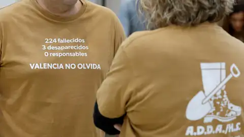 Dos personas vestidas con camisetas de la Asociación de Damnificados Horta Sud Valencia. Dos personas vestidas con camisetas de la Asociación de Damnificados Horta Sud Valencia.