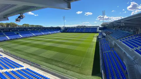 La DGA comprará El Alcoraz por 24,4 millones El estadio de El Alcoraz tiene capacidad para 9.100 espectadores