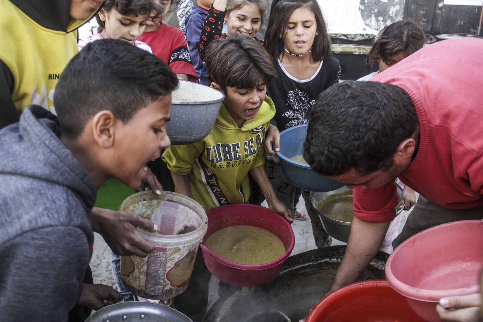 El Gobierno prepara un avión para traer a 13 niños gazatíes para ser tratados en hospitales de España El Gobierno prepara un avión para traer a 13 niños gazatíes para ser tratados en hospitales de España
