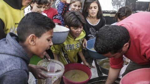 El Gobierno prepara un avi&oacute;n para traer a 13 ni&ntilde;os gazat&iacute;es para ser tratados en hospitales de Espa&ntilde;a