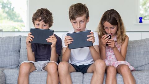 Ni&ntilde;os pegados a la pantalla