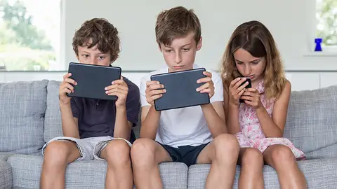 Niños pegados a la pantalla Niños pegados a la pantalla