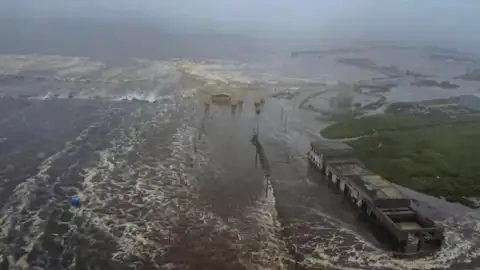 Los vídeos más impactantes del terremoto y tsunami en Rusia y en Japón Los vídeos más impactantes del terremoto y tsunami en Rusia y en Japón