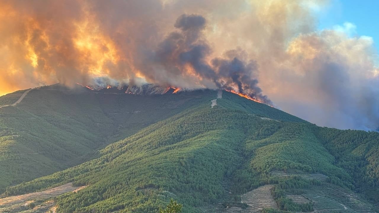 El incendio en la comarca cacereña de las Hurdes obliga al desalojo de unas 200 personas El incendio en la comarca cacereña de las Hurdes obliga al desalojo de unas 200 personas