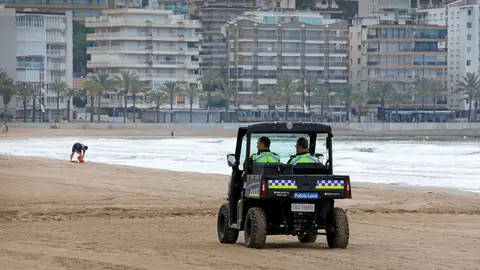 Foto de archivo de una pareja de la Guardia Urbana por la Playa de Levante, de Salou. Dos menores británicos mueren ahogados en la playa Llarga de Salou