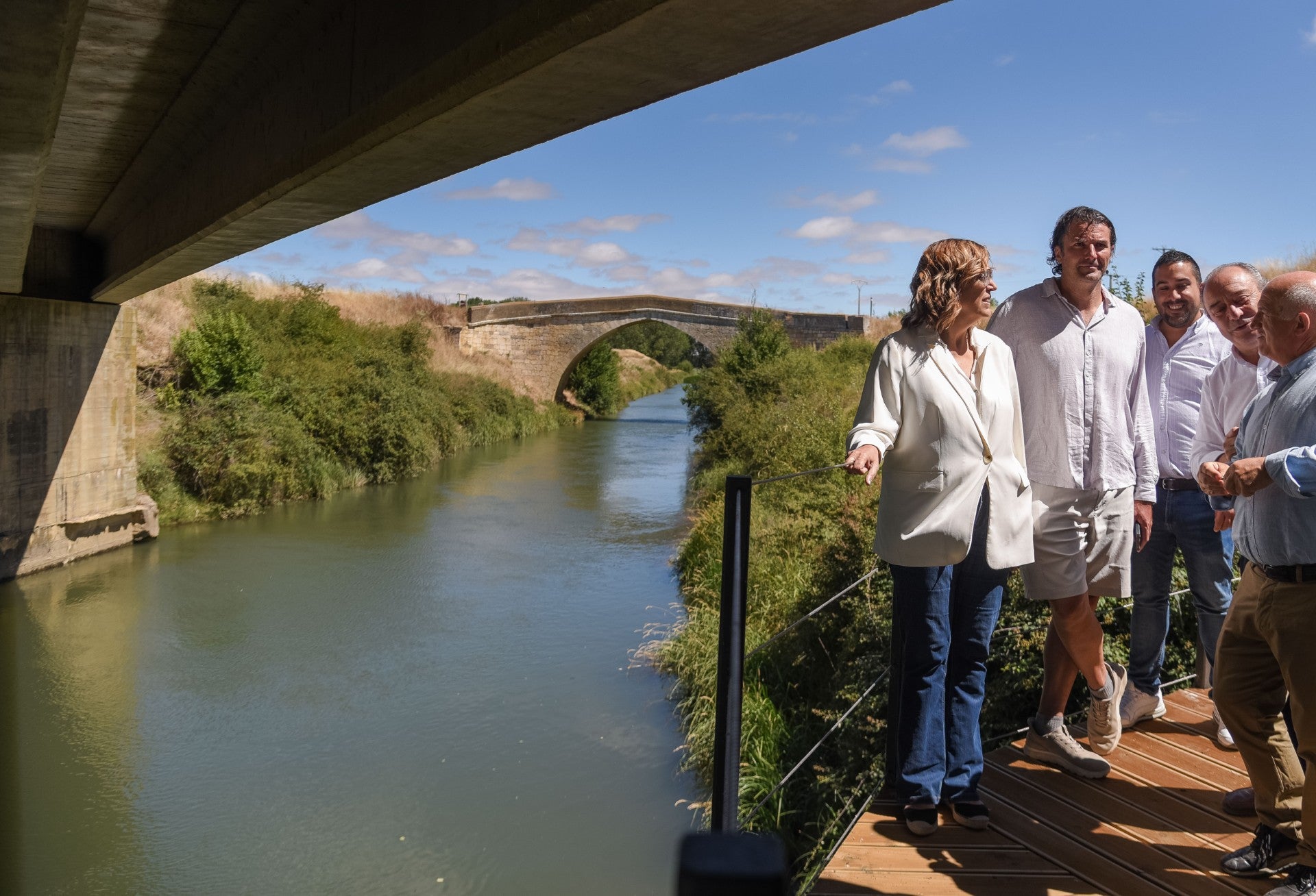 Nueva pasarela peatonal ejecutada entre la Venta de Valdemudo y la carretera CL-615 para la mejora de la seguridad y accesibilidad de los usuarios de los caminos de Sirga Nueva pasarela peatonal ejecutada entre la Venta de Valdemudo y la carretera CL-615 para la mejora de la seguridad y accesibilidad de los usuarios de los caminos de Sirga