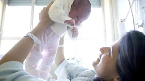 La recién nacida Valentina es levantada en brazos por su madre Julieta, de origen colombiano, en el Hospital la Fe de Valencia La recién nacida Valentina es levantada en brazos por su madre Julieta, de origen colombiano, en el Hospital la Fe de Valencia
