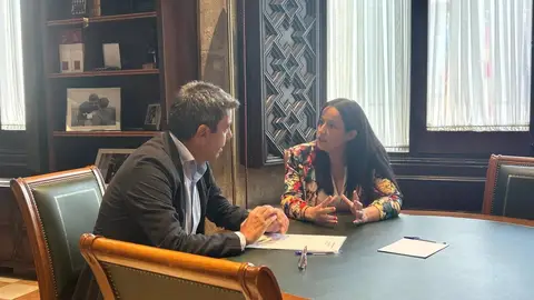 El 'president' Carlos Mazón y la alcaldesa de Catarroja, Lorena Silvent, en su primera reunión tras la dana El 'president' Carlos Mazón y la alcaldesa de Catarroja, Lorena Silvent, en su primera reunión tras la dana