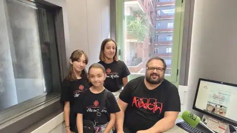 Miembros de la Banda de Gaitas Villa de Xixón en los estudios de Onda Cero Miembros de la Banda de Gaitas Villa de Xixón en los estudios de Onda Cero