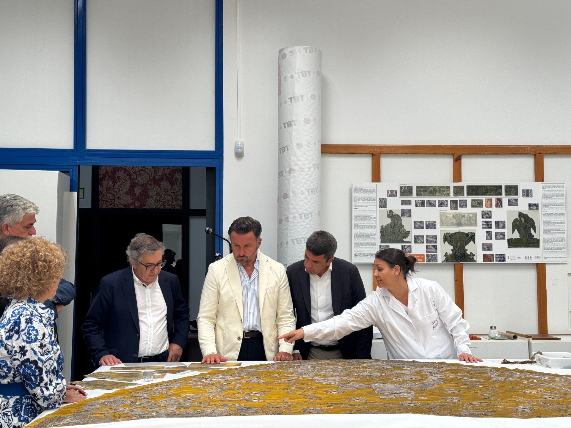 Mercé Fernández: "El manto de la Virgen de la Asunción de Elche es único y es un privilegio ayudar a su conservación" Mercé Fernández: "El manto de la Virgen de la Asunción de Elche es único y es un privilegio ayudar a su conservación"