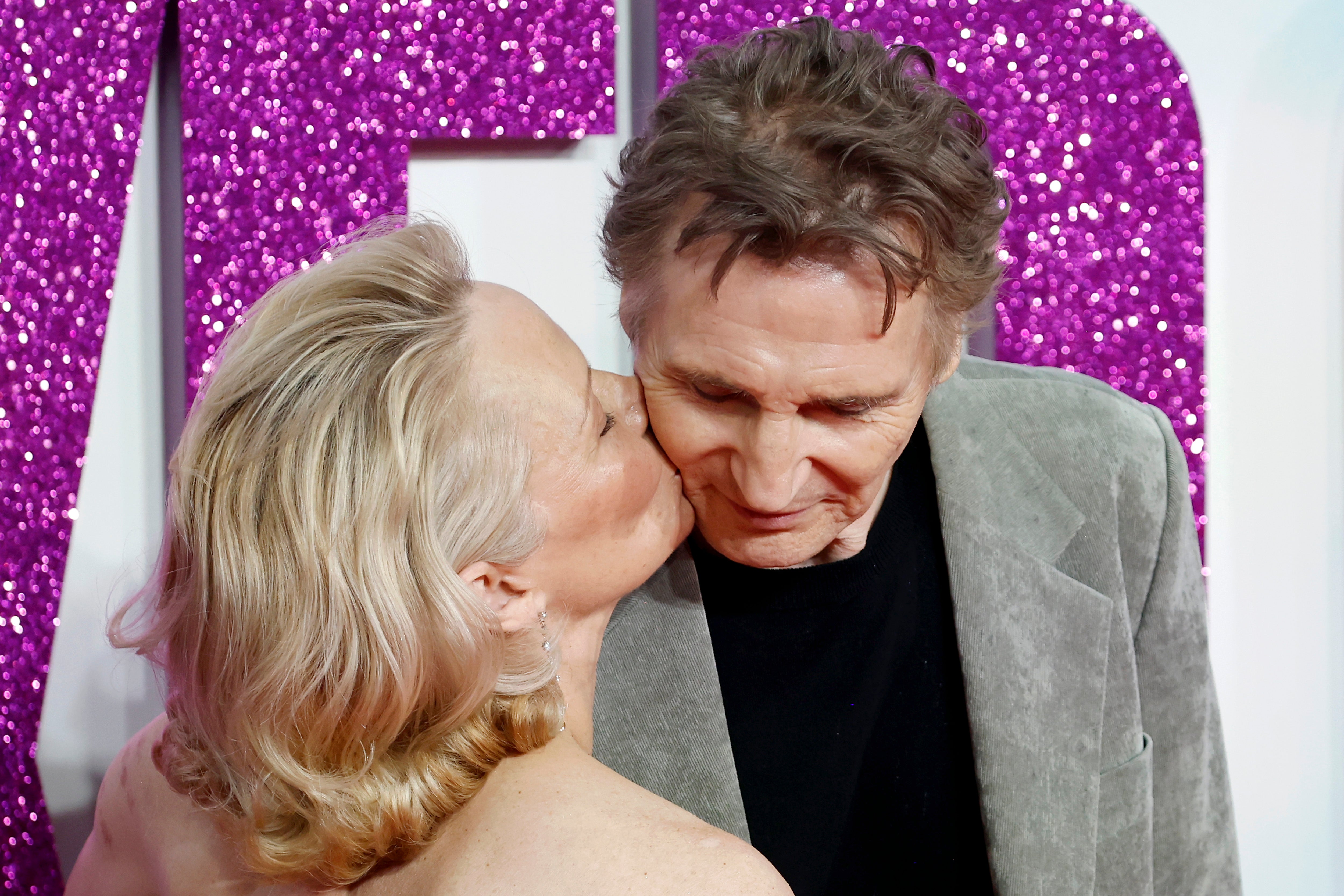 ¿Liam Neeson y Pamela Anderson son pareja? el posado juntos que aviva los rumores ¿Liam Neeson y Pamela Anderson son pareja? el posado juntos que aviva los rumores