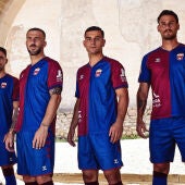 El CD Eldense presenta su primera equipación para la temporada 2025/26