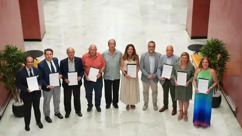 La consejera de Desarrollo Educativo, María del Carmen Castillo, en el centro de la imagen con las patronales y sindicatos que han firmado el acuerdo para ampliar la plantilla de la red de centros concertados. - MARIA JOSE LOPEZ / EUROPA PRESS La consejera de Desarrollo Educativo, María del Carmen Castillo, en el centro de la imagen con las patronales y sindicatos que han firmado el acuerdo para ampliar la plantilla de la red de centros concertados. - MARIA JOSE LOPEZ / EUROPA PRESS