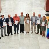 La consejera de Desarrollo Educativo, María del Carmen Castillo, en el centro de la imagen con las patronales y sindicatos que han firmado el acuerdo para ampliar la plantilla de la red de centros concertados. - MARIA JOSE LOPEZ / EUROPA PRESS