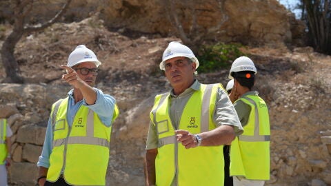 Juan Flores en el centro junto al alcalde de la ciudad de Ibiza, Rafa Triguero