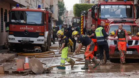 Un grupo de Bomberos trabaja en labores de limpieza en el municipio valenciano de Sedaví tras el paso de la dana. Un grupo de Bomberos trabaja en labores de limpieza en el municipio valenciano de Sedaví tras el paso de la dana.