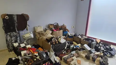 Archivo - Intervención policial contra la venta de productos falsificados. - AYUNTAMIENTO DE MARBELLA - Archivo Archivo - Intervención policial contra la venta de productos falsificados. - AYUNTAMIENTO DE MARBELLA - Archivo