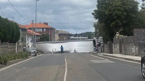 Reabre la N-611 en Requejada tras volcar un camión con vigas de cemento y quedar sobre los dos carriles Reabre la N-611 en Requejada tras volcar un camión con vigas de cemento y quedar sobre los dos carriles