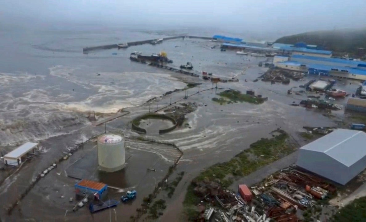 Uno de los mayores terremotos de la historia deja evacuaciones, olas gigantes y avisos de alerta en Rusia, Japón y California Uno de los mayores terremotos de la historia deja evacuaciones, olas gigantes y avisos de alerta en Rusia, Japón y California