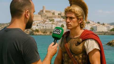 Alejandro Magno descubre curioso pero tambi&eacute;n horrorizado la Ibiza de 2025