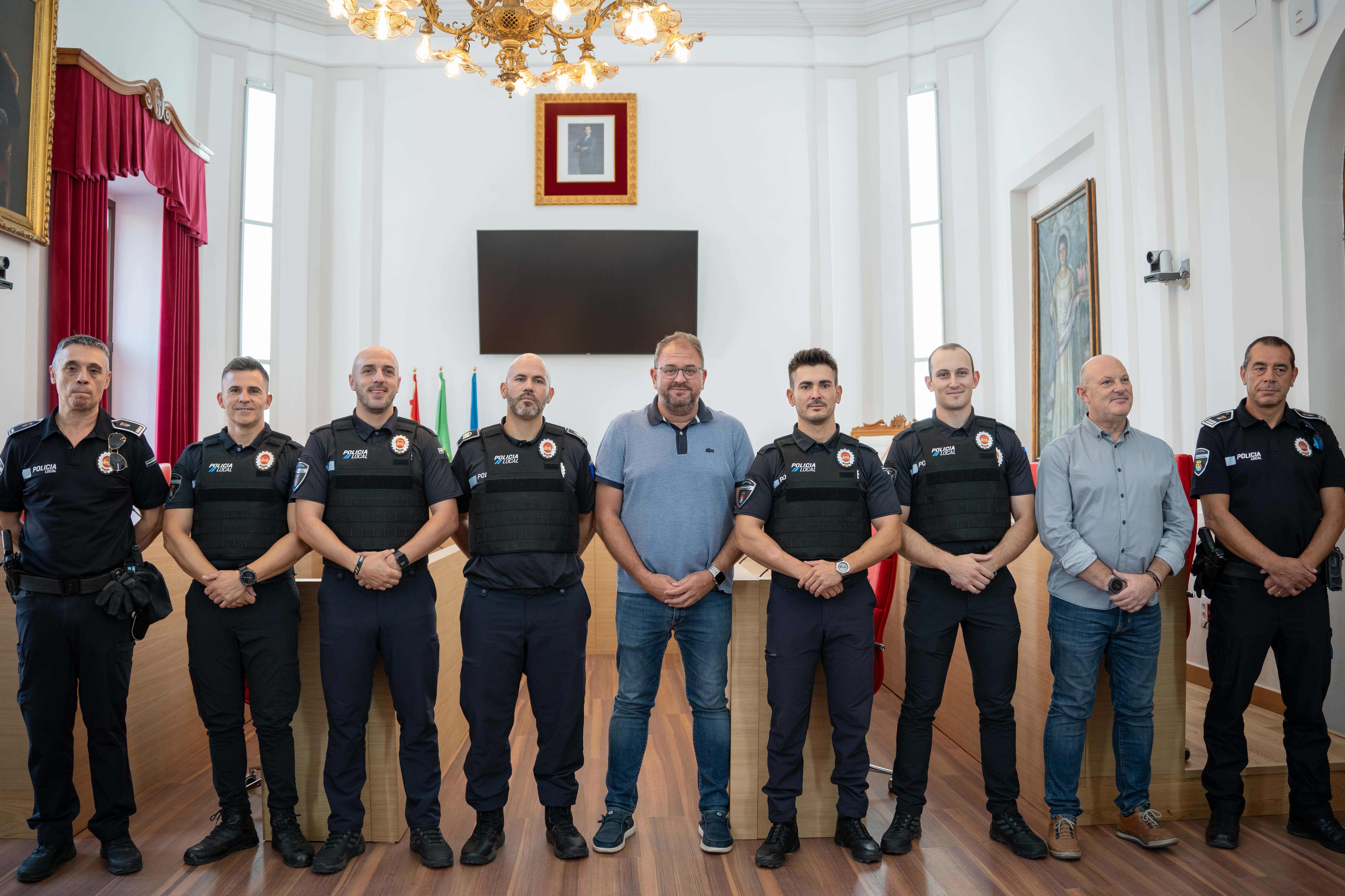 El alcalde firma el acta de posesión de cinco nuevos agentes de la Policía Local de Mérida El alcalde firma el acta de posesión de cinco nuevos agentes de la Policía Local de Mérida