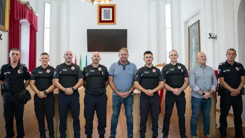 El alcalde firma el acta de posesión de cinco nuevos agentes de la Policía Local de Mérida El alcalde firma el acta de posesión de cinco nuevos agentes de la Policía Local de Mérida