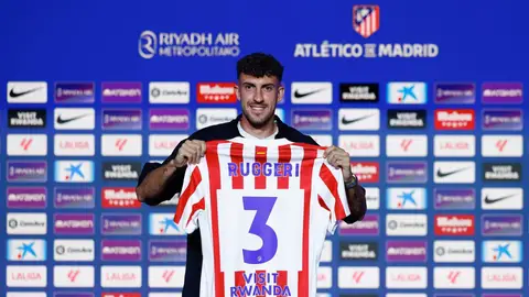 Matteo Ruggeri en su presentación con el Atlético de Madrid Matteo Ruggeri en su presentación con el Atlético de Madrid