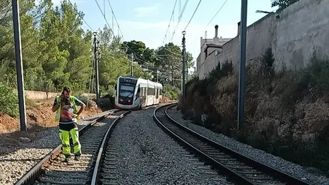El tren de SFM que ha descarrillado, en las inmediaciones de la estación de Marratxí. El tren de SFM que ha descarrillado, en las inmediaciones de la estación de Marratxí.