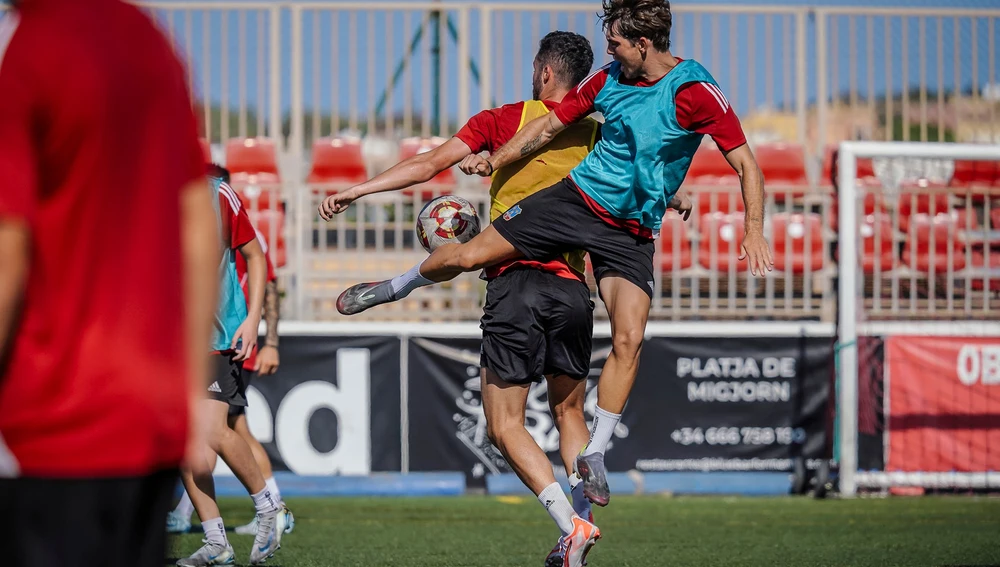 Imagen de un entrenamiento de pretemporada de la SD Formentera Imagen de un entrenamiento de pretemporada de la SD Formentera
