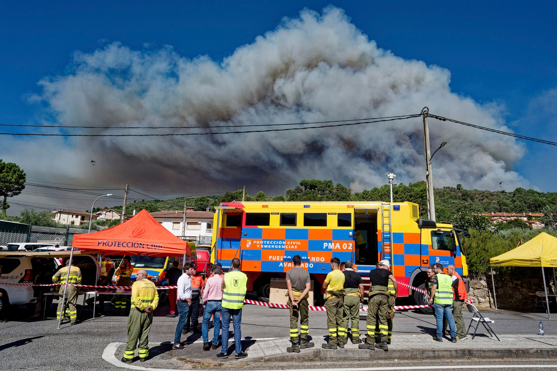 El incendio en Ávila obliga a confinar a los vecinos de El Arenal por el humo El incendio en Ávila obliga a confinar a los vecinos de El Arenal por el humo