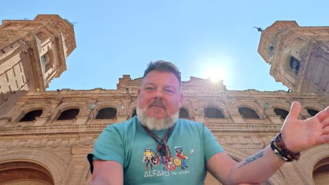 Alfaro, la muy noble y muy leal ciudad de La Rioja Baja, llamada por los &iacute;beros Ilurcis, por los romanos Gracurcis y por los musulmanes Al Faruh, etiquetada como "La Llave de Castilla" en tiempos medievales, y hoy conocida por "La Ciudad de los Cuatro Reyes", guarda en sus calles historia y leyendas que hoy descubrimos en La Espa&ntilde;a M&aacute;gica de M&aacute;s de Uno con nuestro compa&ntilde;ero Fran Contreras y Jes&uacute;s P&eacute;rez -maestro durante treinta a&ntilde;os en el Colegio COAMI, hoy Jefe de Gabinete de Educaci&oacute;n y Empleo del Gobierno de La Rioja- desde el Conjuratorio de la ex Colegiata de San Miguel, el lugar en el que se bendecian y bendicen los campos, alejaban y alejan los malos espiritus y brujas, se romp&iacute;an y rompen las nubes de granizo con el sonido de las campanas conjuradoras, para tener una buena siembra y cosecha