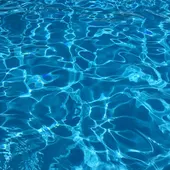 Una imagen de archivo de una piscina Una imagen de archivo de una piscina