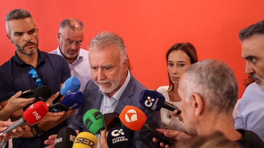 El ministro de Pol&iacute;tica Territorial y Memoria Democr&aacute;tica, &Aacute;ngel V&iacute;ctor Torres atendiendo a medios de comunicaci&oacute;n tras una reuni&oacute;n de la regional socialista de Canarias